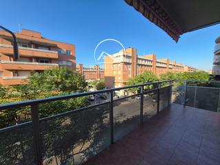 Pis  Sabadell. Presentamos este luminoso y funcional piso esquinero de 60m, edi