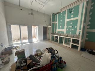 Planta baixa  Carrer del pintor matarana. Local  tipo vivienda con terraza y techos altos