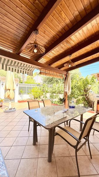 Foto a3b59a28-0d33-4516-bde7-896e0d87d914. Casa aparellada amb aparcament piscina a Cunit residencial Cunit