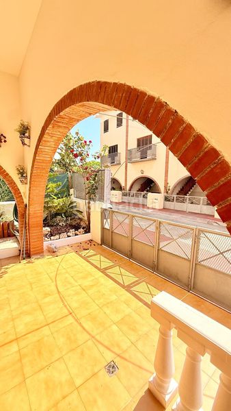 Foto ffb2445c-9135-4856-8d42-9e48eaea81e1. Casa aparellada amb aparcament piscina a Cunit residencial Cunit