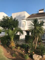 Miete Haus in Calle pico del aneto 19. Casa adosada en estepona.