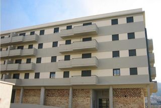 Geschäftsraum  Avenida josé maría fernández. Local urbanización parque verónica. antequera!