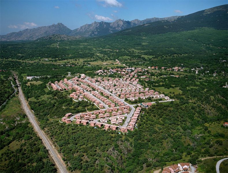 Foto af92c64e-0b8c-4db3-8b77-1003973c0773. Casa 174m<sup>2</sup> en calle pablo neruda 6 en Miraflores de la Sierra