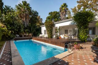 Maison à Guadalmina Alta. Casa calima, una elegante villa en primera línea de golf  guadal