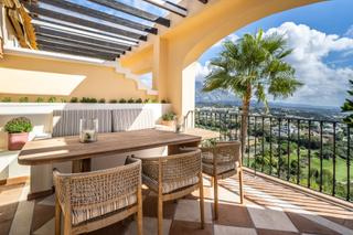Dachwohnung in La Quinta. Ático contemporáneo con vistas al mar, la montaña y el golf  la