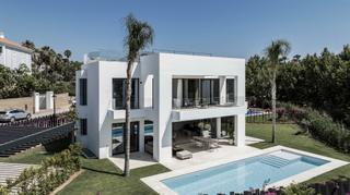 Casa en Nueva Atalaya. Villa de obra nueva  el campanario, estepona este