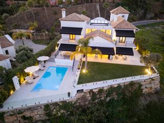 Casa a Cerro artola 26. Villa contemporánea con vistas panorámicas al mar y la montaña