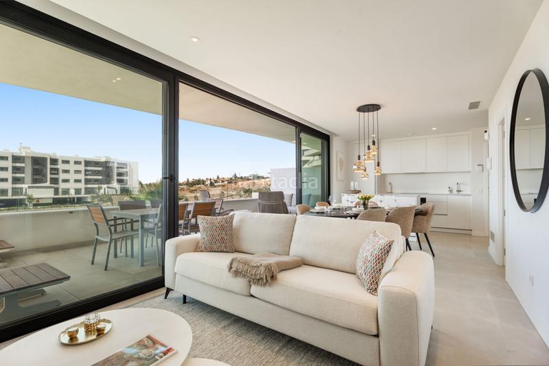Foto 82f624a5-4839-4421-80bd-8c557b790d3e. Planta baja en ur-6 el higueron 15 apartamento moderno en planta baja con vistas parciales al mar en venta El Higuerón west, en Fuengirola