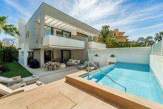 Casa aparellada a Isabel clara eugenia 5. Villa pareada moderna con solárium en la azotea y piscina privad