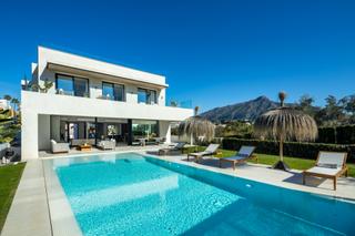 Casa a Osa menor-nv andalucia g 54. Villa moderna de cinco dormitorios con vistas al mar y planta de