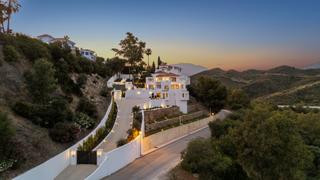 Casa a Nueva andalucia 6l 25. Villa reformada con vistas panorámicas al mar  nueva andalucía,