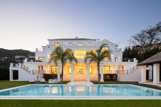 Casa  Madroñal el. Villa andaluza moderna con vistas panorámicas al mar  el madroña