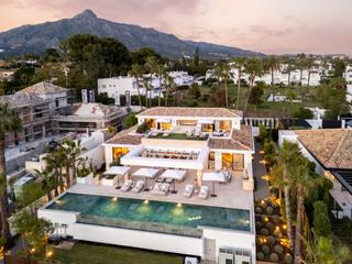 Casa en De poniente-nva and aloha 15. Villa de diseño moderno con vistas al golf de aloha y spa  nueva