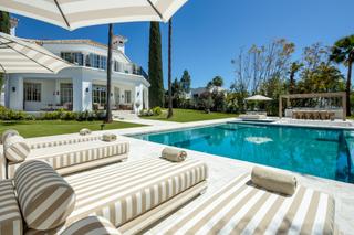 Casa a Oxford-nva andalucia d 5. Villa elegante de 5 dormitorios con cine y spa  nueva andalucía