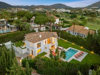 House in Pilatos-nva andalucia d 2. Villa contemporánea de 4 dormitorios con vistas a la concha  nue