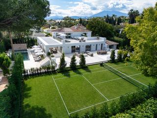 Casa a Casares-ur rocio nagueles 127. Villa de lujo con pista de tenis de césped privada en ubicación