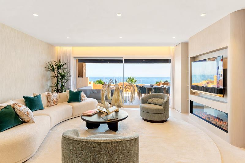 Foto 6b4ff12f-2d87-4fb7-8f1a-56733508b01e. Apartamento en nacional 340 159 apartamento costero reformado con vistas al mar e interiores sofisticados los granados del mar, este en Estepona