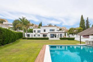 Alquiler Casa en Nueva Andalucía centro. Villa elegante con impresionantes vistas a la concha  nueva anda