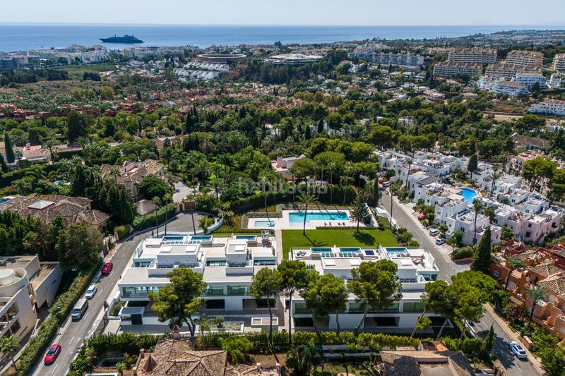 Foto 031eee00-6425-4f3f-9a25-8375a2cbe515. Casa aparellada a joan miro-atalaya rio ver 42 a Marbella