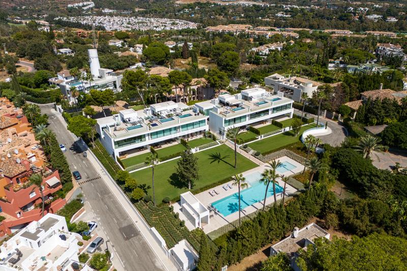 Foto 1e6f4734-d569-4dd7-a7a4-fc5e5a996a33. Casa aparellada a joan miro-atalaya rio ver 42 a Marbella