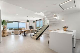 Àtic  Romana-ur artola alta 12. Casa venere  ático dúplex contemporáneo con vistas al mar, marbe