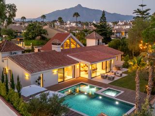Casa a Maria de tudor 2. Villa contemporánea de una planta con piscina y jardín  puerto b