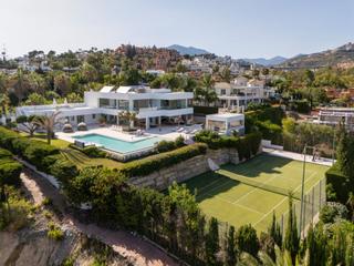 Casa en Osa menor-nv andalucia g 59. Villa moderna con jardines acondicionados y pista de tenis priva