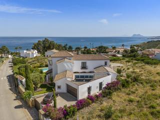 Casa en Torreguadiaro-San Diego. Villa elegante en sotogrande con vistas panorámicas al mar