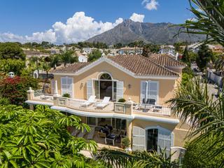 Casa a La Carolina - Guadalpín. Villa de estilo mediterráneo ubicada en el lado de la playa de l