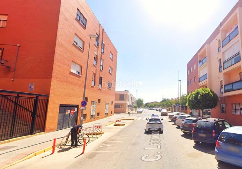 Foto c5b76f17-b461-44cb-b0bd-3ba57cc81794. Parking voiture dans leopoldo alas clarin 146 146 dans Dos Hermanas