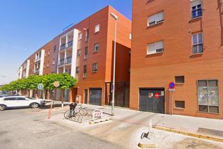 Aparcament cotxe a Leopoldo alas clarin 146 146. Garaje en venta en dos hermanas.