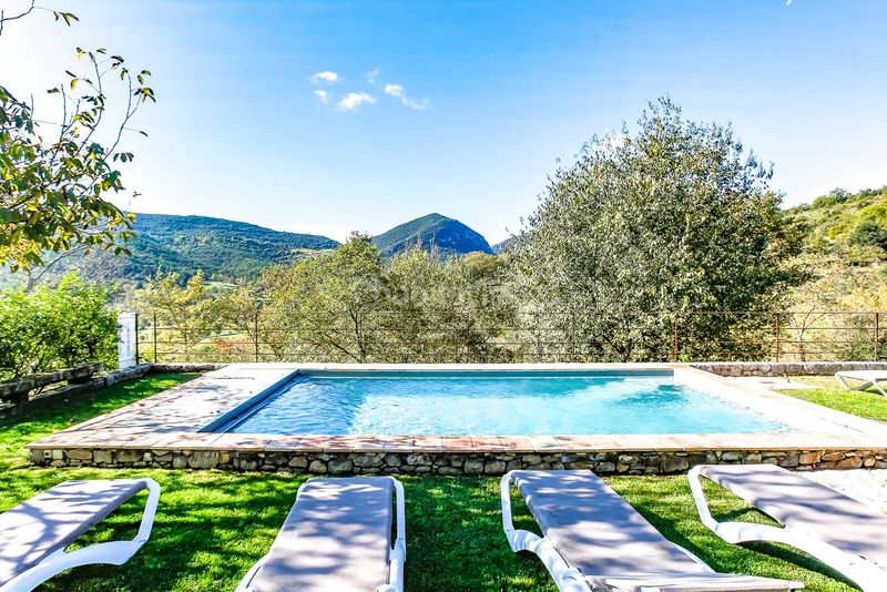 Foto 0c8bf583-70c9-443d-b1e6-f1175ecd8594. Masia amb piscina a Montagut i Oix