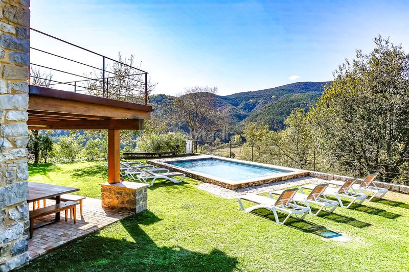 Foto e2d35dd3-0b88-44d9-a14a-fd226f35a3c0. Masia amb piscina a Montagut i Oix