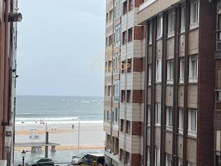 Pis  La playa. Apartamento  para reformar  en barrio la arena gijon