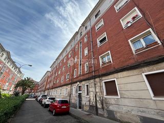 Flat in El Natahoyo. Piso en venta en gijón