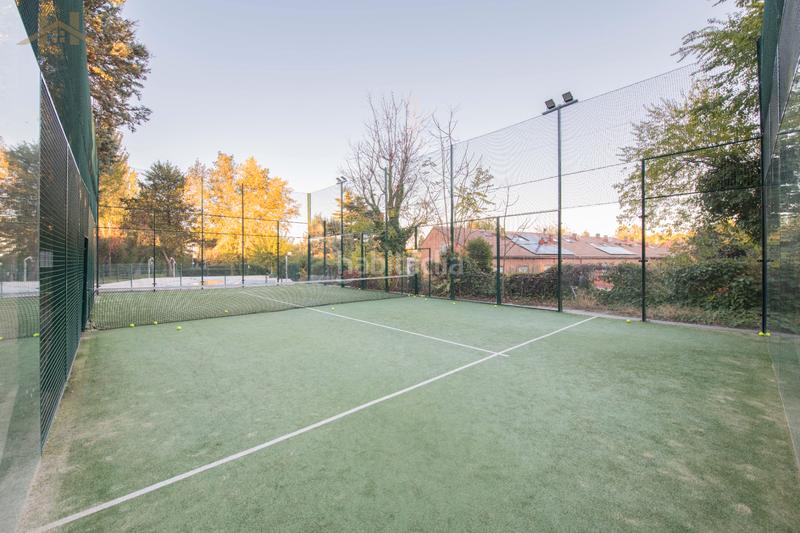 Foto ee113b3c-55bb-4e74-9384-8bdb4df5d1e2. Reihenhaus mit kamin heizung parking pool in el soto de La Moraleja La Moraleja