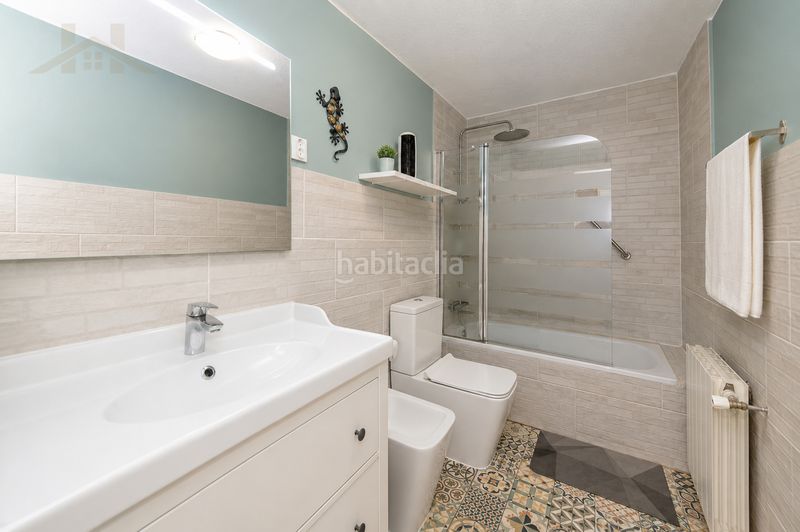 Foto e82f378e-08dd-4bdb-bbaf-f92e91488ec2. Casa adossada amb xemeneia calefacció aparcament a Alcobendas