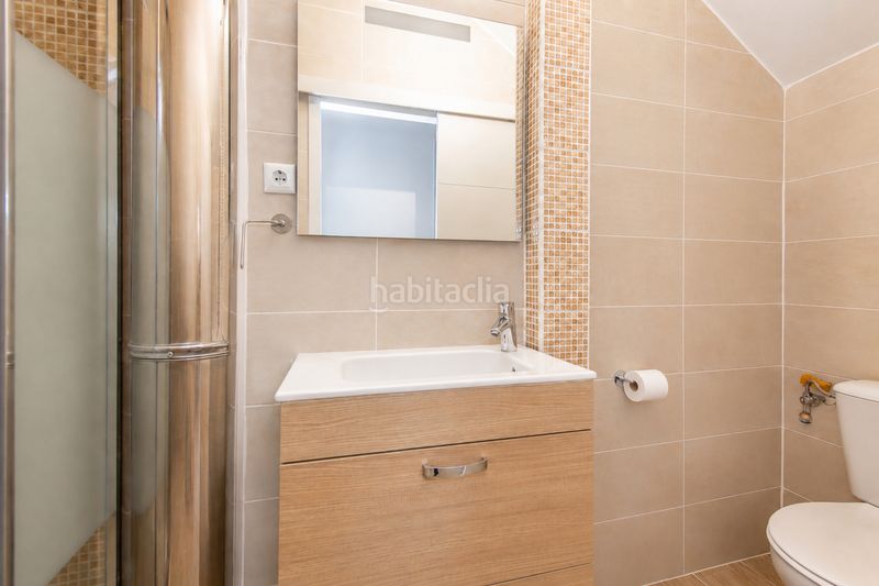 Foto fef460c3-7b61-4b57-946d-f8870a73a61e. Casa adossada amb xemeneia calefacció aparcament a Alcobendas