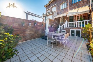 Xalet  Calle de luis rodríguez ontiveros. Hogares vende en exclusiva espectacular chalet con dos terrazas,
