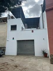 Casa a Torre-romeu. Casa adosada con patio en sabadell