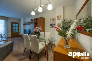 Piano terra in Can Puiggener. Planta baja con entrada independiente en creu alta de sabadell