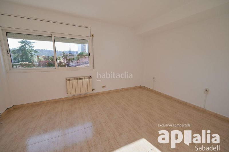 Foto eeb8cf7c-b51a-4e57-ae83-0a3afbd818a1. Casa adossada amb aparcament a Sentmenat