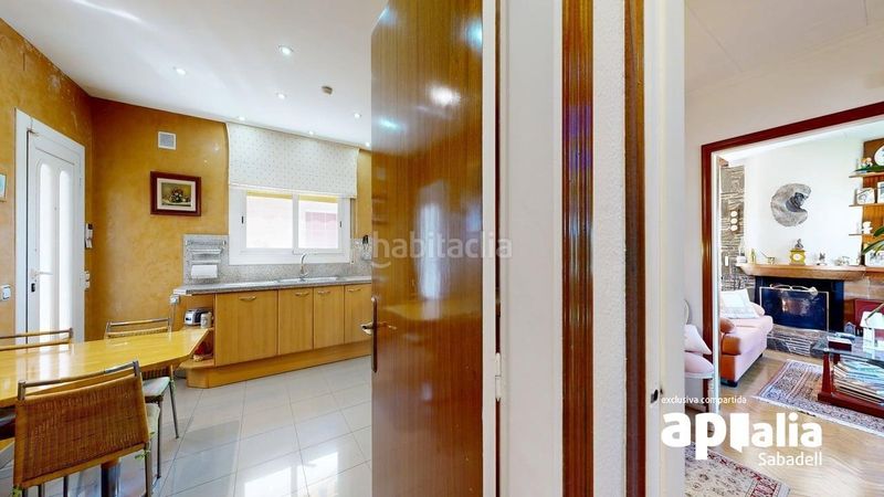 Foto 30a8a086-31db-4538-bb81-17fa876c1d02. Casa amb calefacció aparcament a Centre Sabadell