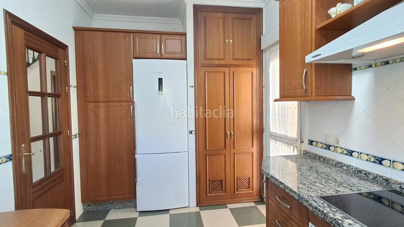 Foto fe403050-ba8d-486b-bf37-641a19d8dcde. Casa aparellada amb xemeneia aparcament a Almensilla