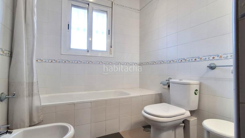 Foto ab90e460-1ecc-4bf2-8b03-f70e4ef6e0b9. Doppelhaus mit kamin parking in Almensilla