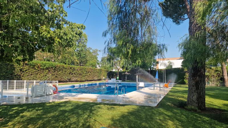 Foto 02fe8e7a-5e5a-487d-9b27-148542cb203b. Casa adossada amb xemeneia aparcament piscina a Simon Verde Mairena del Aljarafe
