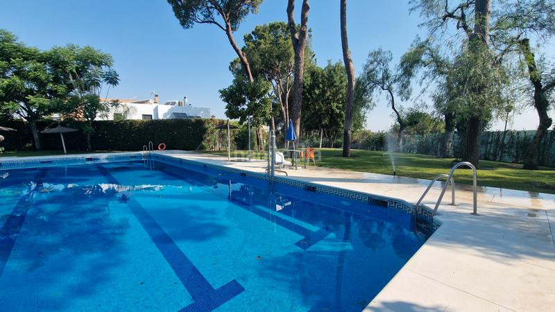 Foto e0033fbc-a2b6-46aa-ad74-523f0cc9e4d6. Casa adossada amb xemeneia aparcament piscina a Simon Verde Mairena del Aljarafe