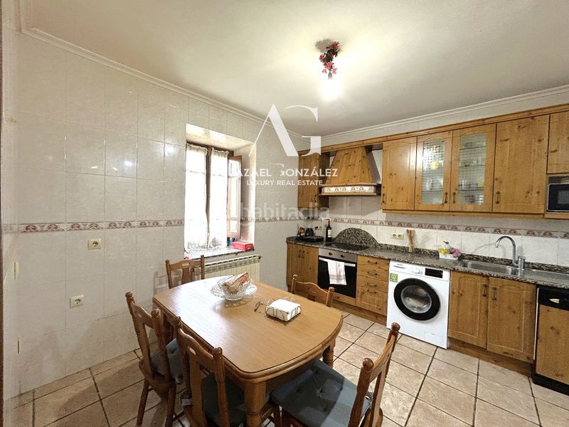 Foto a8c71765-4287-4f48-b782-5de286e6c097. Casa amb aparcament a Peñamellera Baja