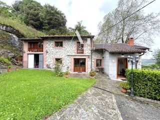 Casa  La acebosa. Encantadora casa independiente con jardín en la acebosa, junto a