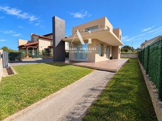Chalet à Pontejos otero 250. Vivienda de diseño contemporáneo con vistas a la bahía de santan
